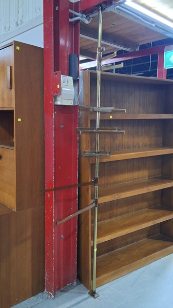 Lot 25 - POLE RACK