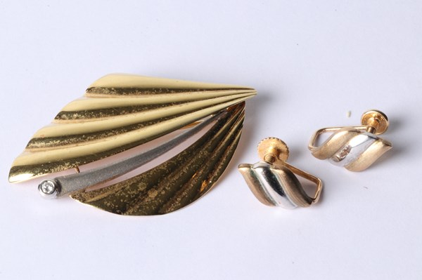 Lot 1015 - GOLD BROOCH SET