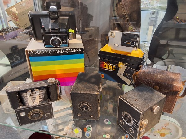 Lot 1322 - VINTAGE CAMERAS