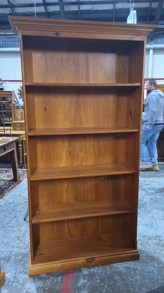 Lot 332 - BOOKSHELF