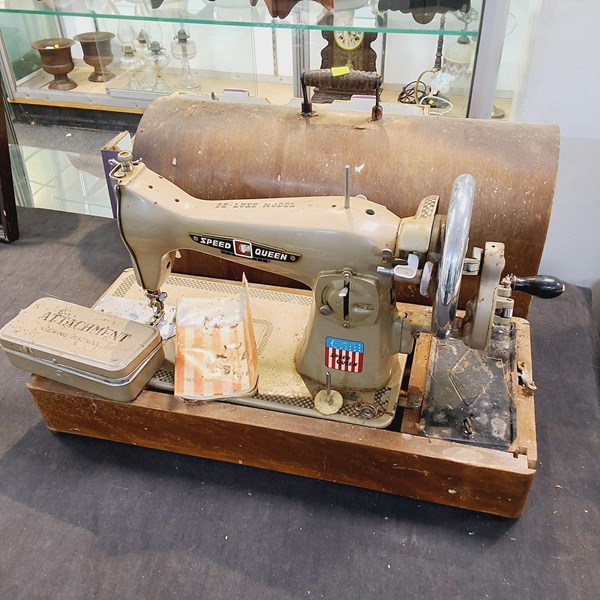 Lot 1337 - SPEED QUEEN SEWING MACHINE