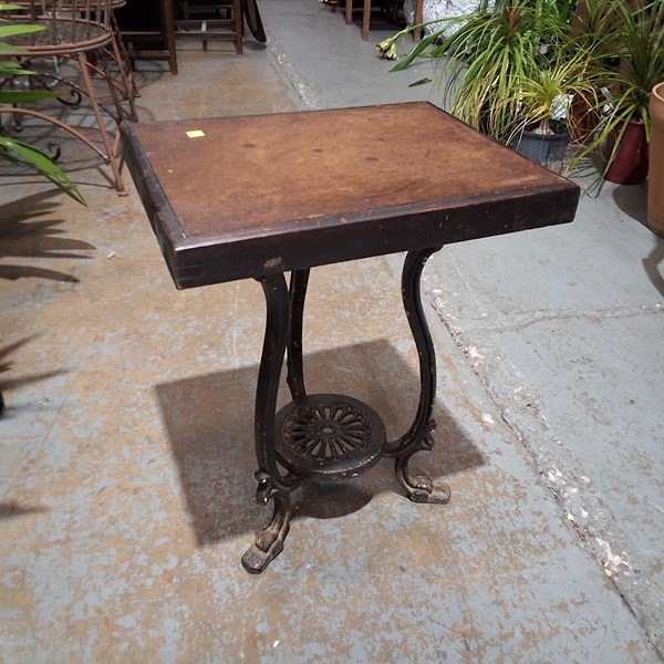 Lot 338 - TABLE