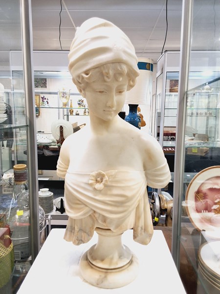 Lot 1294 - MARBLE BUST