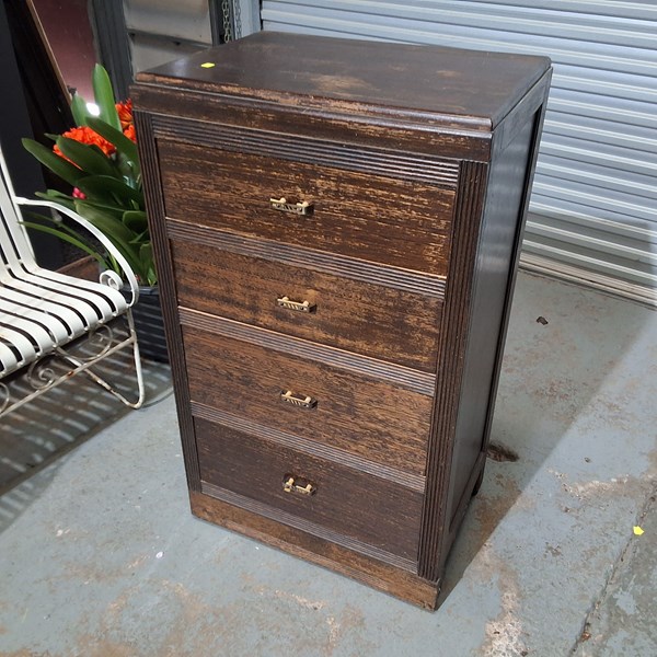 Lot 376 - CHEST OF DRAWERS