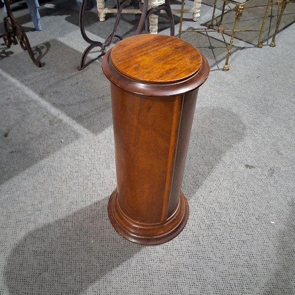 Lot 353 - PEDESTAL