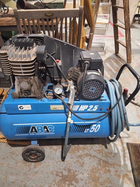 Lot 267 - COMPRESSOR