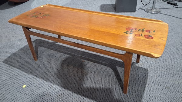 Lot 215 - COFFEE TABLE