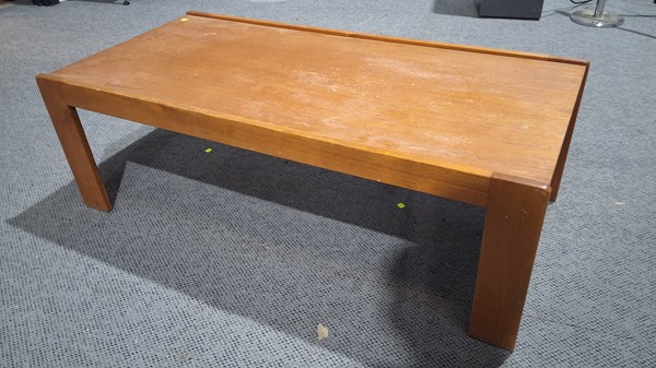 Lot 184 - COFFEE TABLE