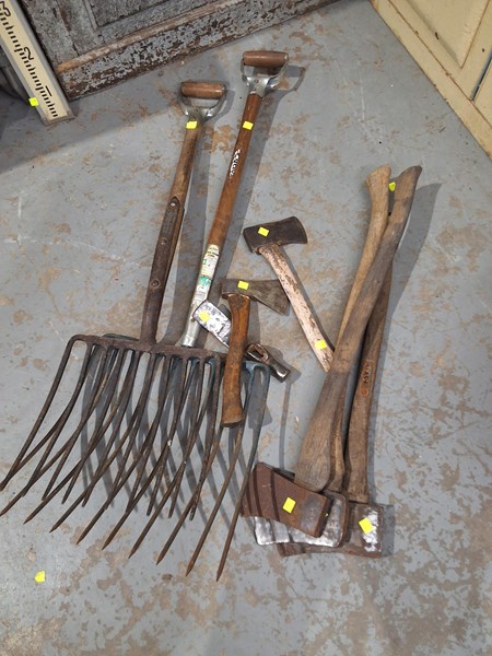 Lot 262 - GARDEN TOOLS