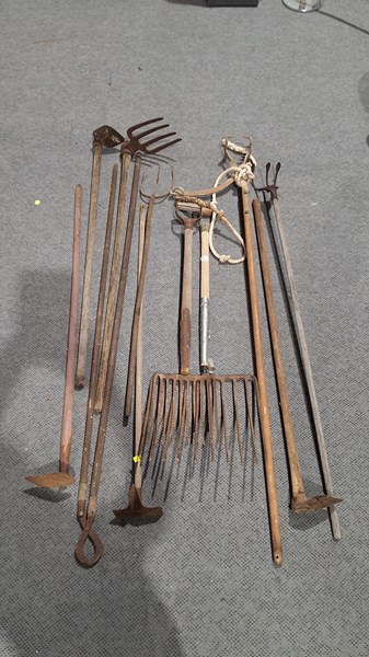 Lot 303 - GARDEN TOOLS