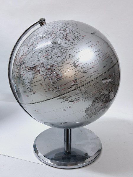 Lot 1132 - WORLD GLOBE