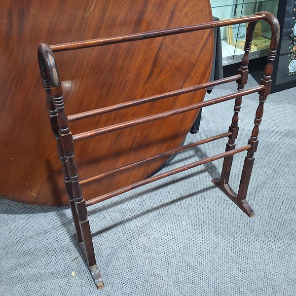 Lot 301 - CLOTHES AIRER