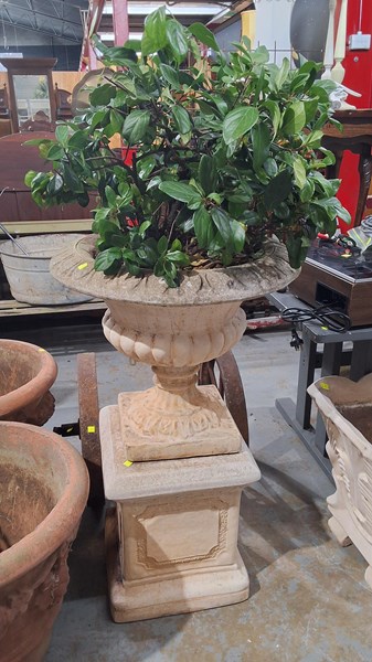 Lot 406 - GARDEN URN