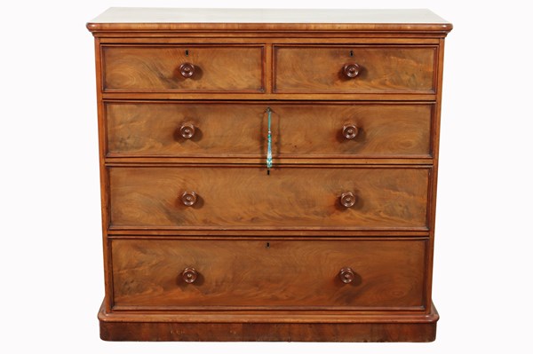 Lot 132 - CHEST OF DRAWERS