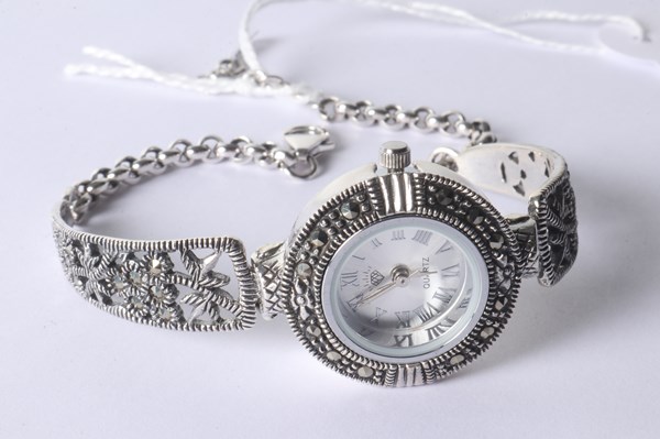 Lot 1045 - SILVER WATCH