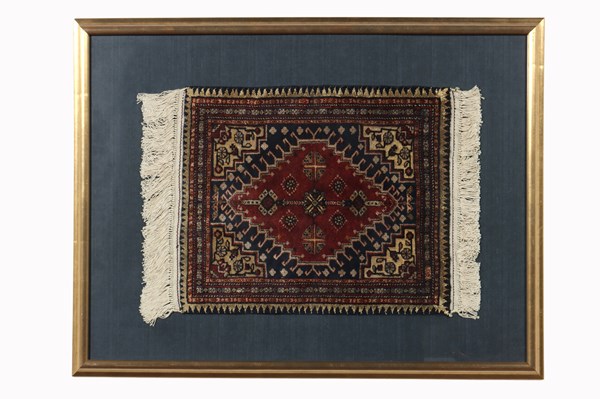 Lot 59 - DECORATIVE RUG