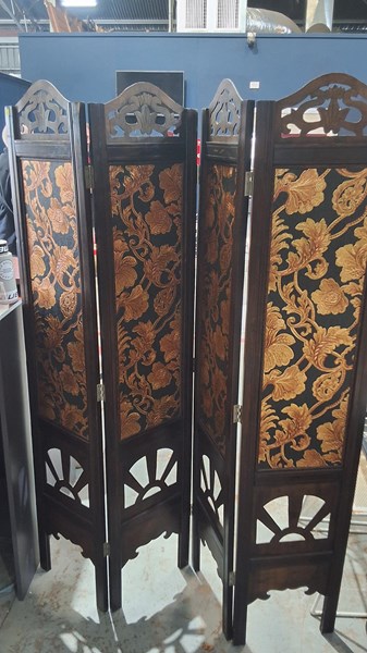 Lot 365 - DRESSING SCREEN