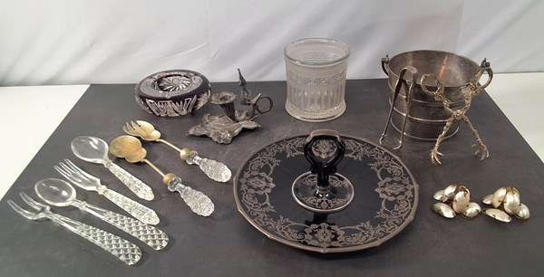 Lot 1326 - DECORATIVE TABLEWARE