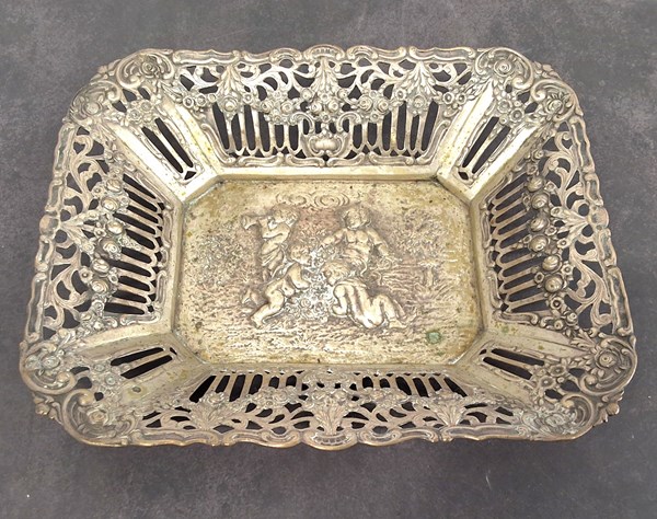 Lot 1064 - SILVER DISH