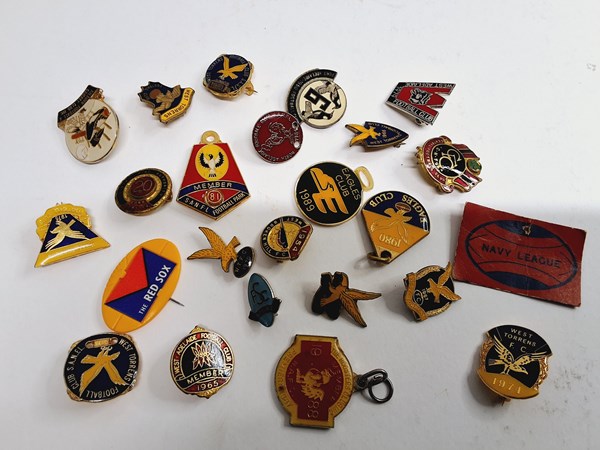 Lot 1155 - BADGES