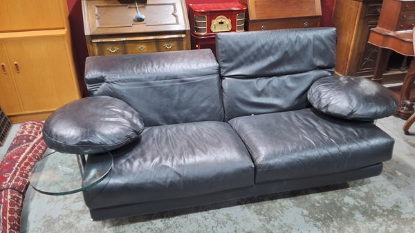 Lot 89 - LEATHER LOUNGE