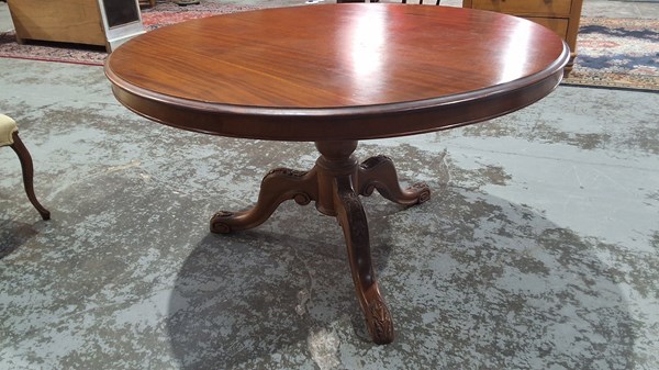 Lot 118 - DINING TABLE