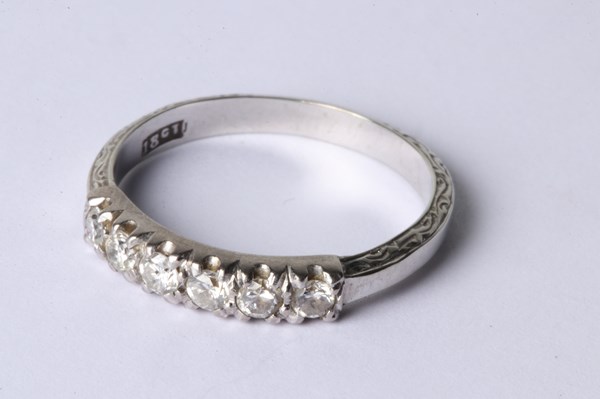 Lot 1038 - DIAMOND RING