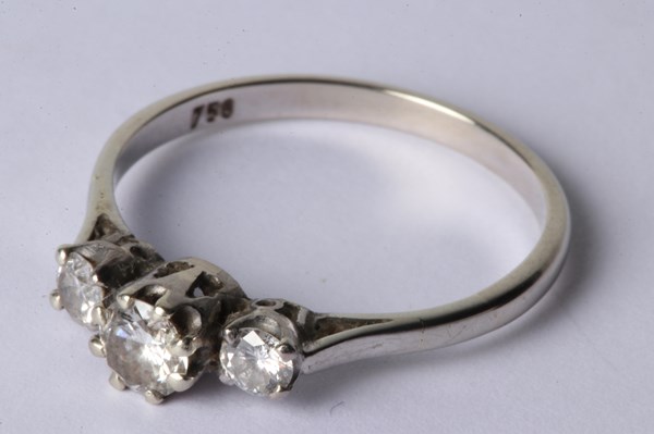 Lot 1037 - DIAMOND RING