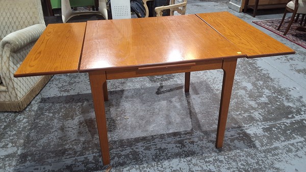 Lot 190 - DINING TABLE