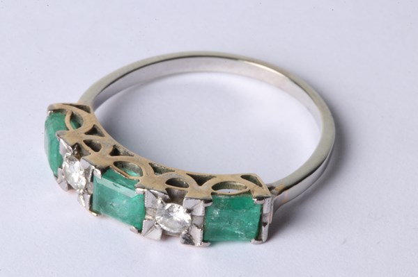 Lot 1023 - DIAMOND & EMERALD RING