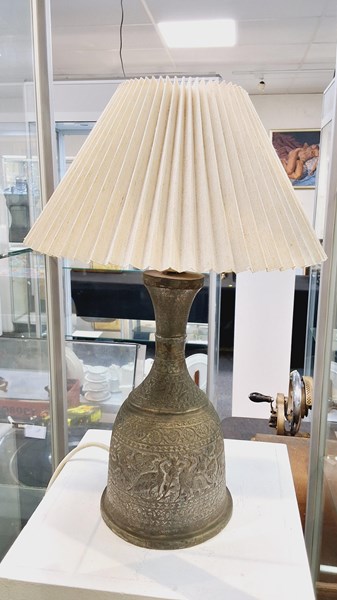 Lot 1322 - TABLE LAMP