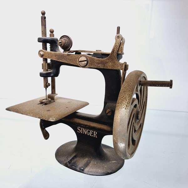 Lot 1395 - SEWING MACHINE