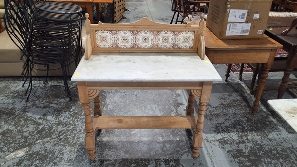 Lot 358 - WASH STAND