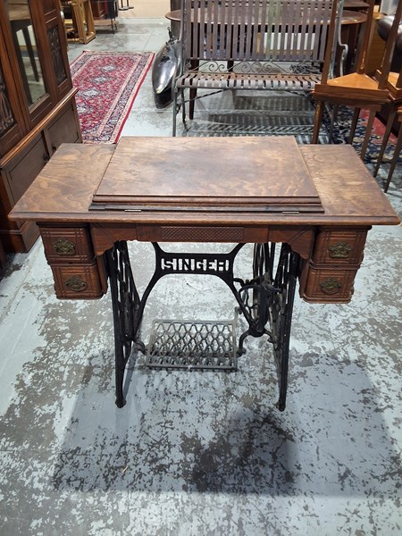 Lot 135 - SEWING MACHINE