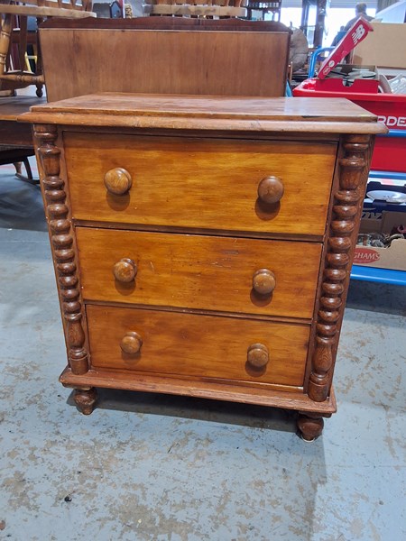 Lot 279 - CHEST OF DRAWERS