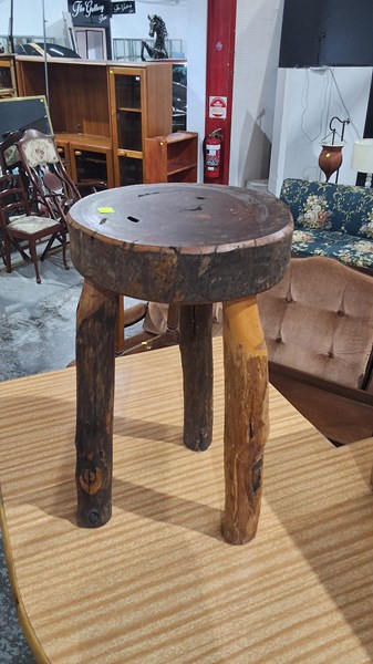 Lot 115 - STOOL