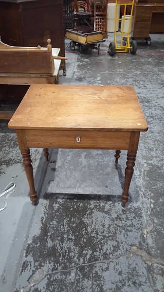 Lot 15 - DESK