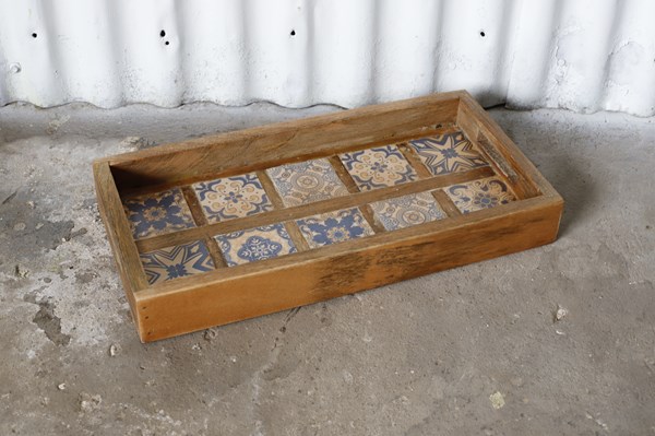 Lot 256 - TRAY