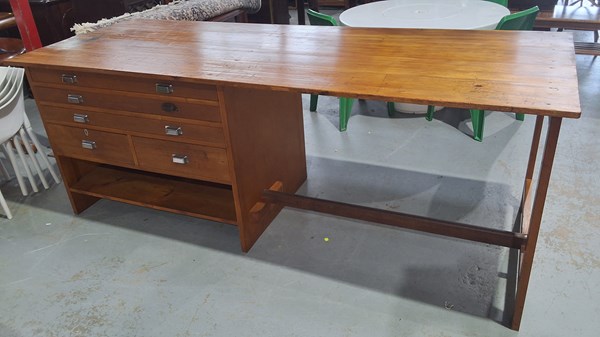 Lot 23 - ISLAND WORK BENCH