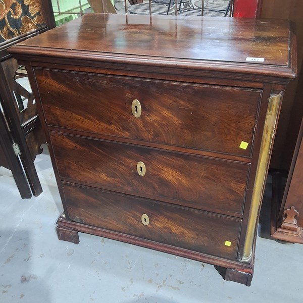 Lot 367 - CHEST OF DRAWERS