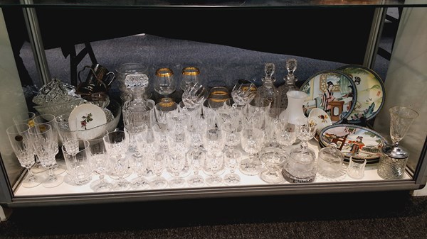 Lot 1321 - GLASS & CRYSTALWARE