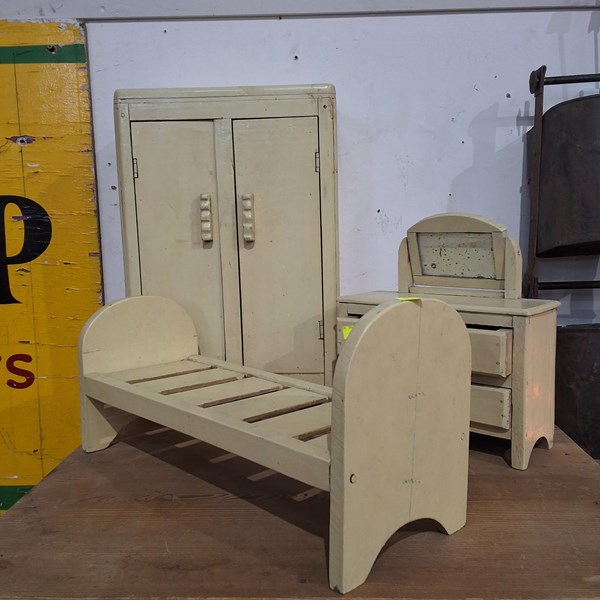 Lot 195 - DOLLS FURNITURE