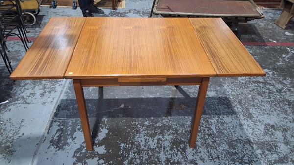 Lot 182 - DINING TABLE