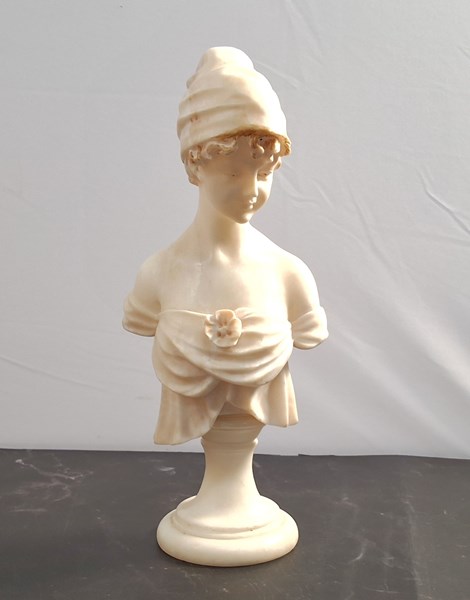 Lot 1056 - MARBLE BUST