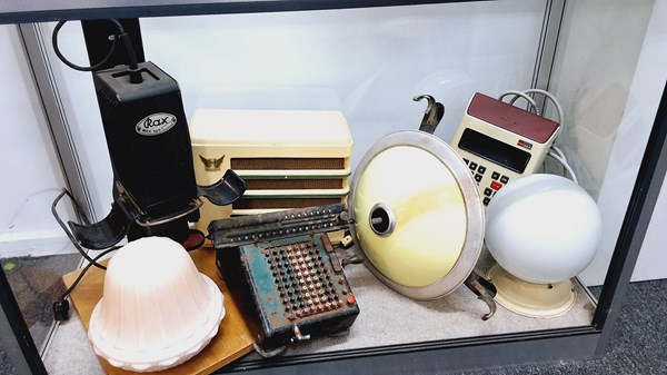 Lot 1366 - LIGHTING, RADIOS & CALCULATORS