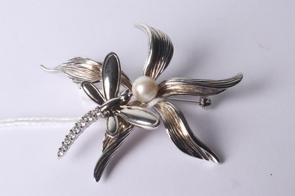 Lot 1008 - SILVER BROOCH