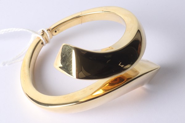 Lot 1004 - GOLD BANGLE