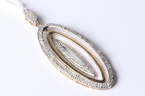 Lot 1015 - GOLD PENDANT