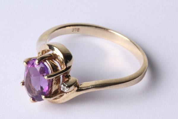 Lot 1003 - GOLD RING