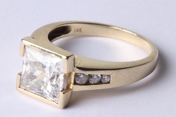 Lot 1008 - GOLD RING